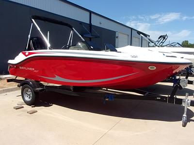 BOATZON | Bayliner M17 2024 BOATZON | Bayliner M17 2024