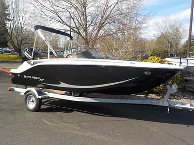 BOATZON | Bayliner M17 2025