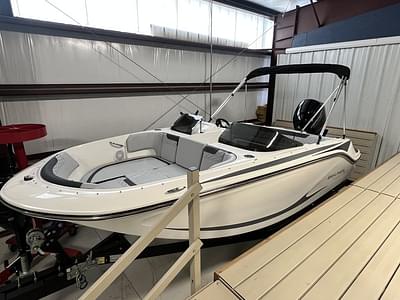 BOATZON | Bayliner M17 2025