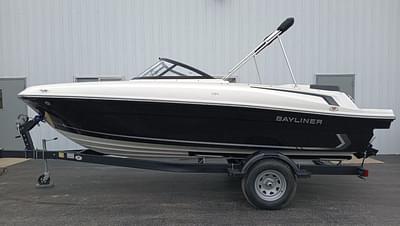 BOATZON | Bayliner VR4 Bowrider 2025 BOATZON | Bayliner VR4 Bowrider 2025