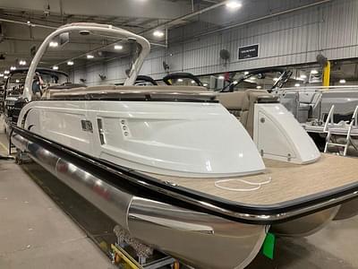 BOATZON | Bennington 28 QX Fast back Arch Triple Pontoon 2023