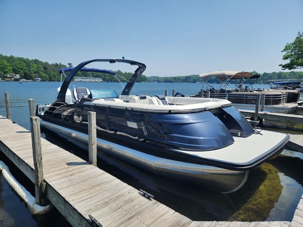 2025 Bennington QX Swingback 28 QXSBAX1 - Sold Boat