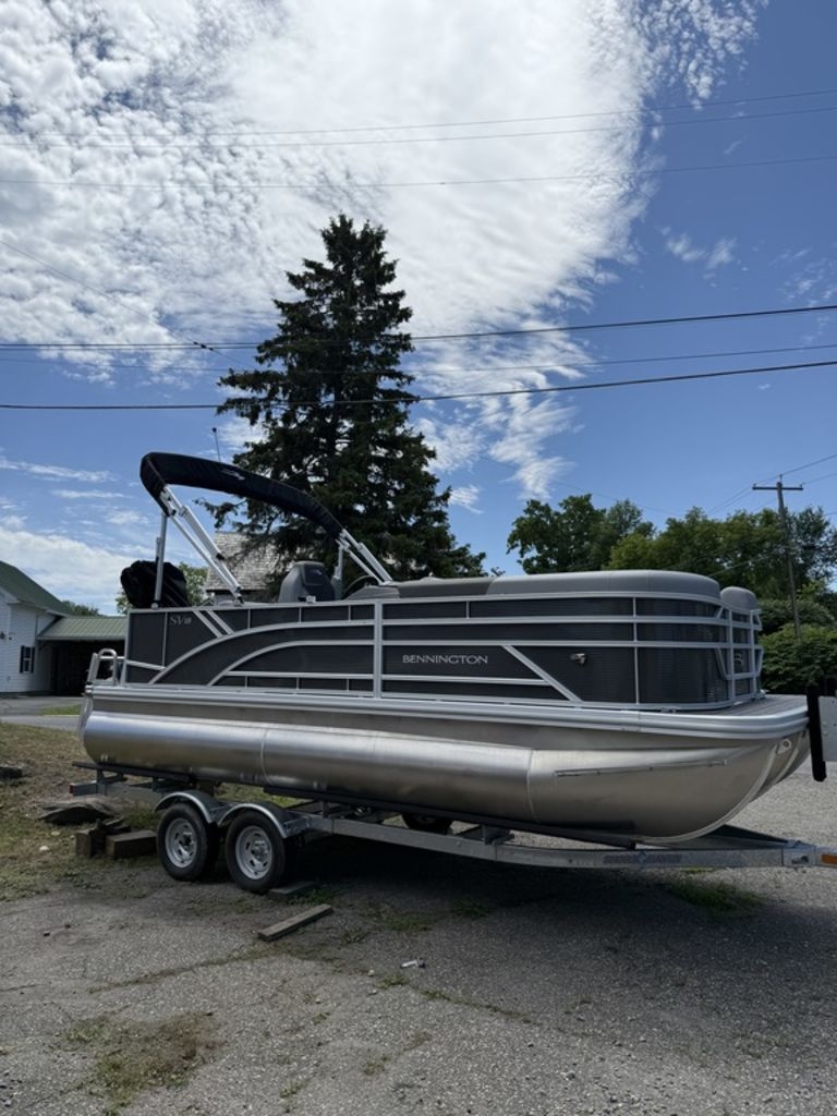 2025 Bennington S LBench 18SVL - Sold Boat