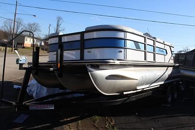 BOATZON | Bentley Pontoons Bolt 203 2025