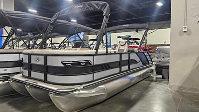 BOATZON | Bentley Pontoons Elite 223 Swingback 2025