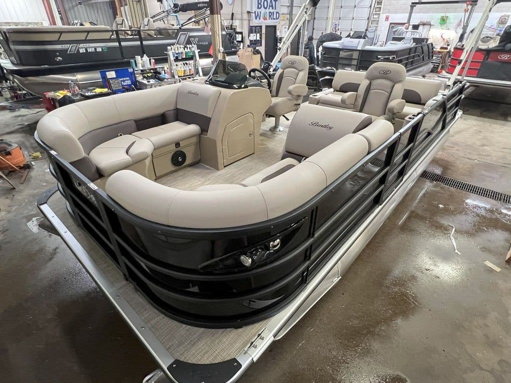 Bentley Pontoons Legacy 200 Swingback  Honda 4Stroke EFI 2025