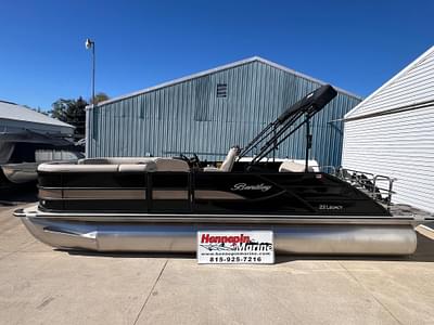 BOATZON | Bentley Pontoons Legacy 220 Swingback 2025