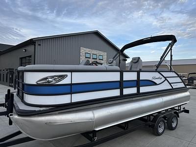 BOATZON | Bentley Pontoons Legacy 223 Swingback 2025