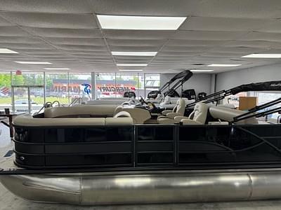 BOATZON | Bentley Pontoons Legacy 223 Swingback 2026