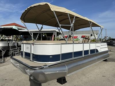 BOATZON | Bentley Pontoons Legacy 243 Swingback XLP3 Tri Toon 2024