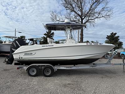 BOATZON | Boston Whaler 220 Outrage 2012