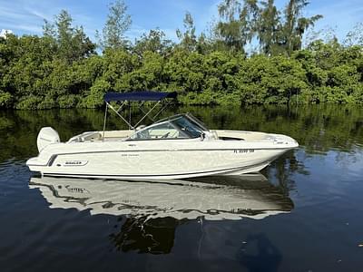 BOATZON | Boston Whaler 230 Vantage 2020