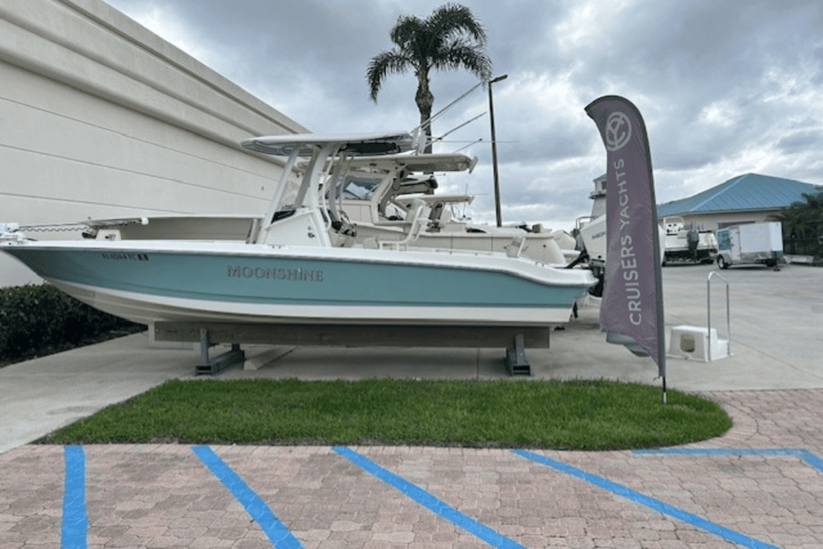 2022 Boston Whaler 250 DAUNTLESS - Sold Boat