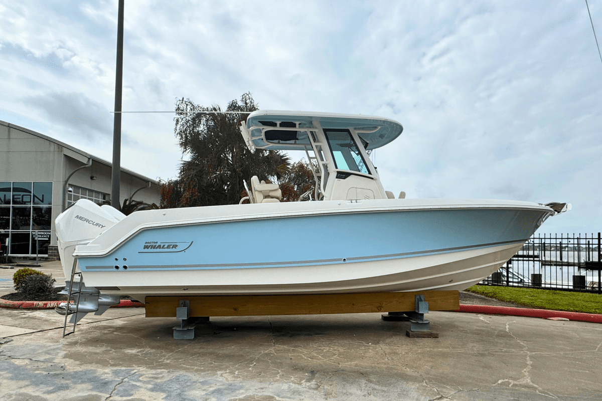 Boston Whaler 250 Outrage 2025
