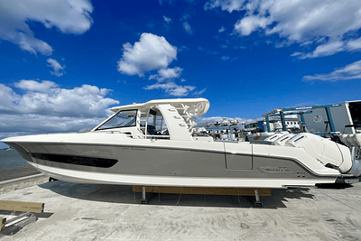 BOATZON | Boston Whaler 420 Outrage 2025