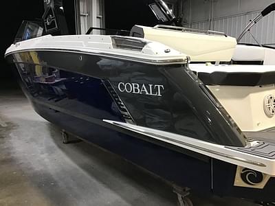 BOATZON | Cobalt Boats R8 Surf 2025