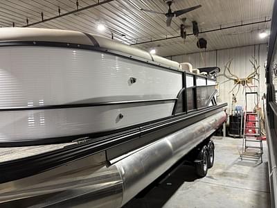 BOATZON | Crest Classic 240 SLC Tritoon 2025 BOATZON | Crest Classic 240 SLC Tritoon 2025