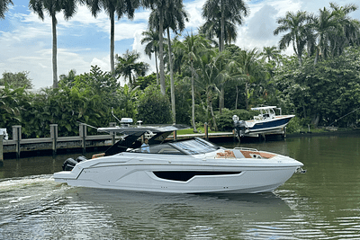 BOATZON | Cruisers Yachts 34 GLS South Beach Outboard 2024