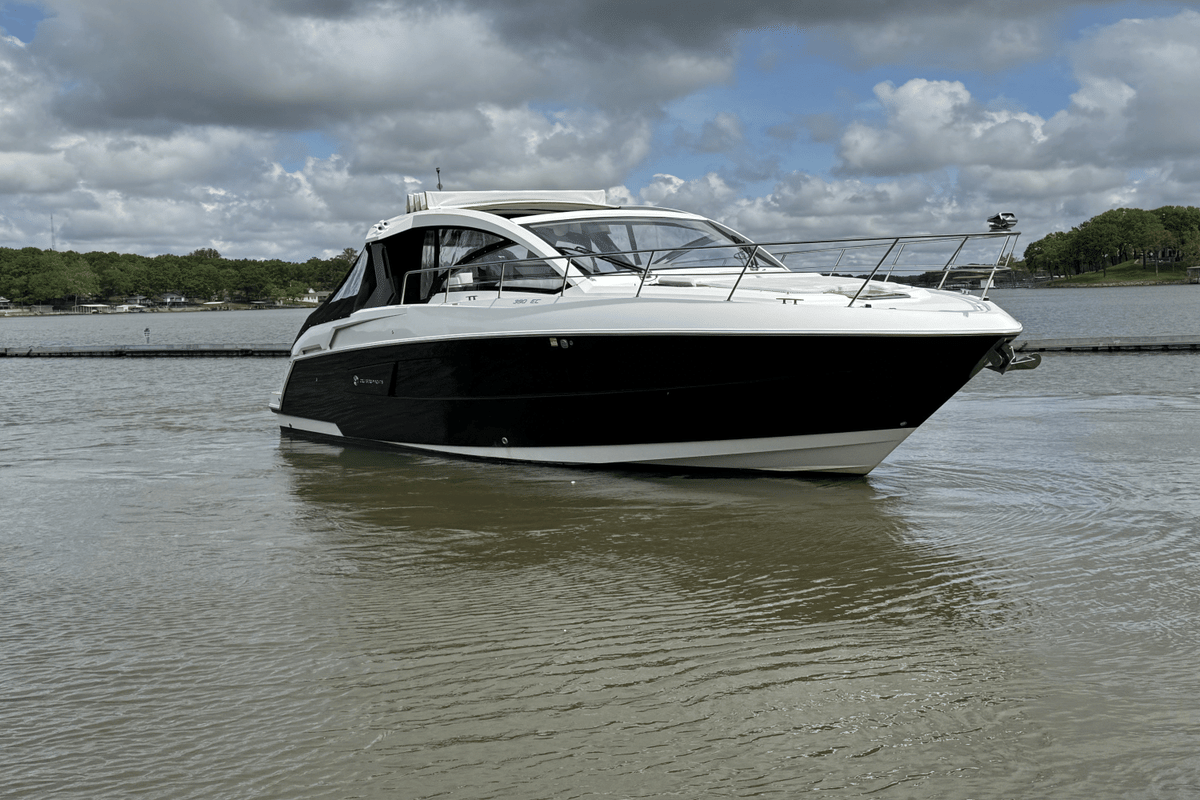 2015 Cruisers Yachts 390 EXPRESS COUPE - Sold Boat