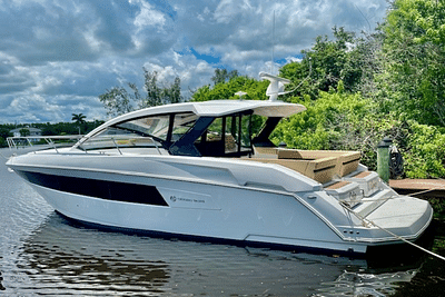 BOATZON | Cruisers Yachts 390 EXPRESS COUPE  DIESEL 2016