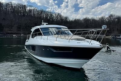 BOATZON | Cruisers Yachts 45 Cantius 2017 BOATZON | Cruisers Yachts 45 Cantius 2017