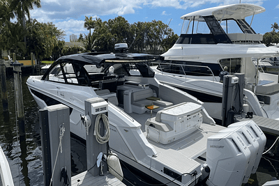 BOATZON | Cruisers Yachts 50 GLS Outboard 2024