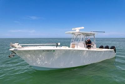 BOATZON | Front Runner 33 Center Console 2022