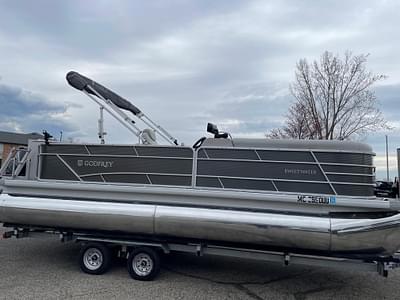 BOATZON | Godfrey Sweetwater 2286 FS 2022