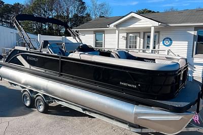 BOATZON | Godfrey Sweetwater 24 Drop Table Lounge Tritoon 2486 DT 2025 BOATZON | Godfrey Sweetwater 24 Drop Table Lounge Tritoon 2486 DT 2025