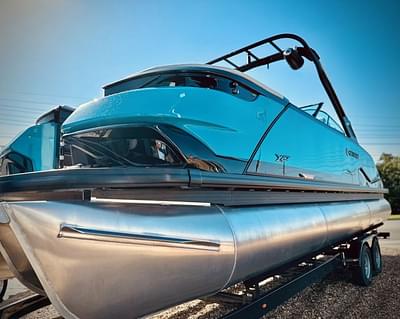 BOATZON | Godfrey Tritoons XP 2700 Windshield Tritoon 2024
