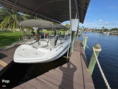 BOATZON | Hurricane 2400 Sundeck