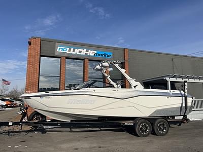 BOATZON | Malibu Boats 25 LSV 2022