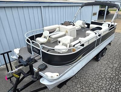 BOATZON | 2011 Manitou 22 Aurora Angler Pontton BOATZON | 2011 Manitou 22 Aurora Angler Pontton