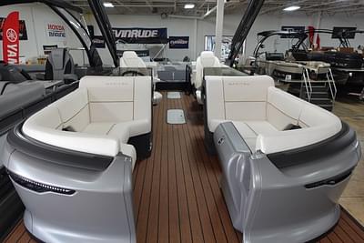 BOATZON | Manitou Explore 22 Max Navigator Tritoon 2025