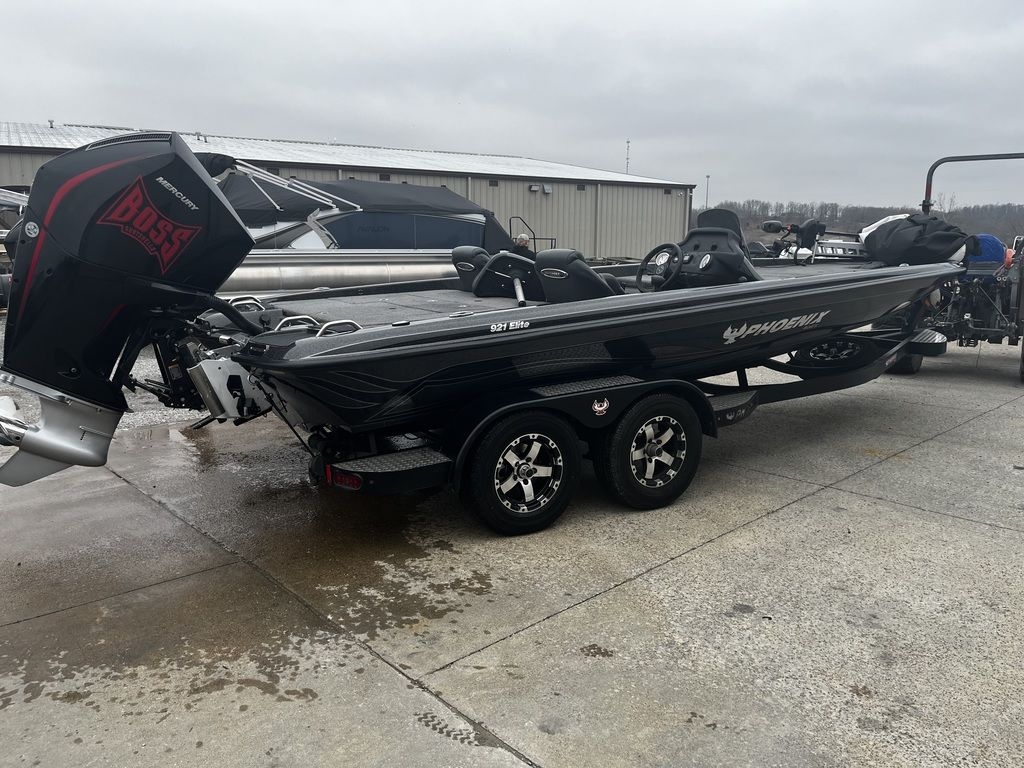 2024 Phoenix 921 ELITE - Sold Boat