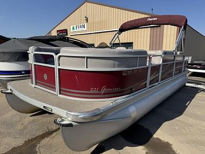BOATZON | Premier Gemini 221 2010