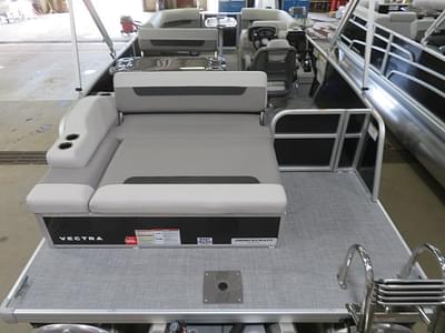 BOATZON | Princecraft Vectra 21 RL Dinette Swingback Pontoon  Mercury 4Stroke EFI 2025