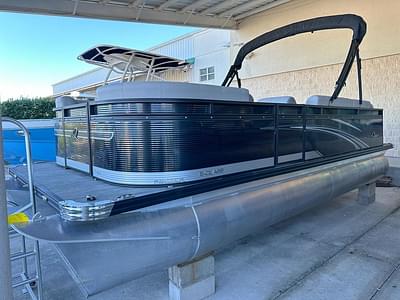 BOATZON | Qwest Pontoons 820 EClass Lanai LT 2023