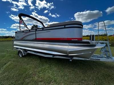 BOATZON | Qwest Pontoons 820 EClass Splash Pad L 2023