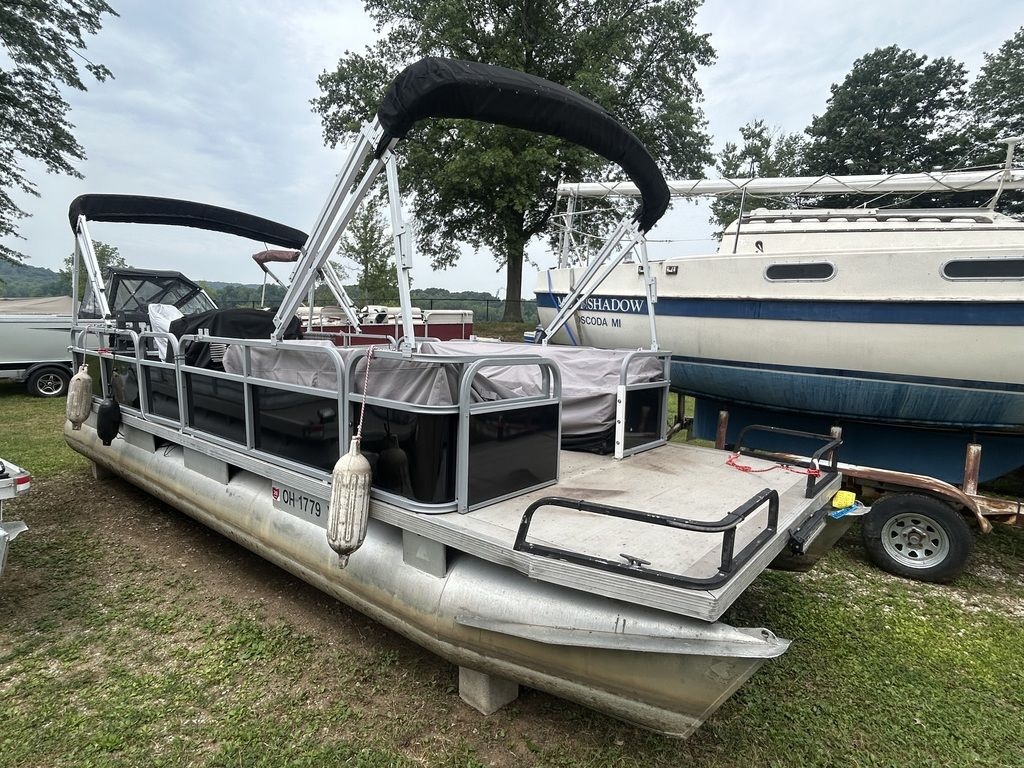 1981 Riviera Cruiser FD2400 - Sold Boat