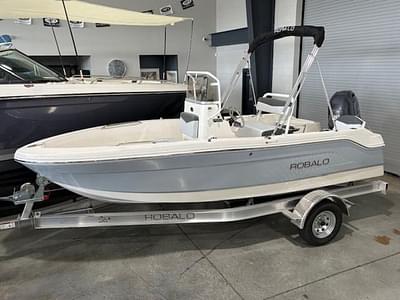 BOATZON | 2025 Robalo R160