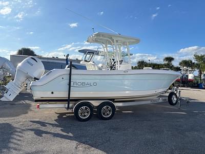 BOATZON | Robalo R242 2022