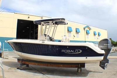 BOATZON | Robalo R242 Center Console