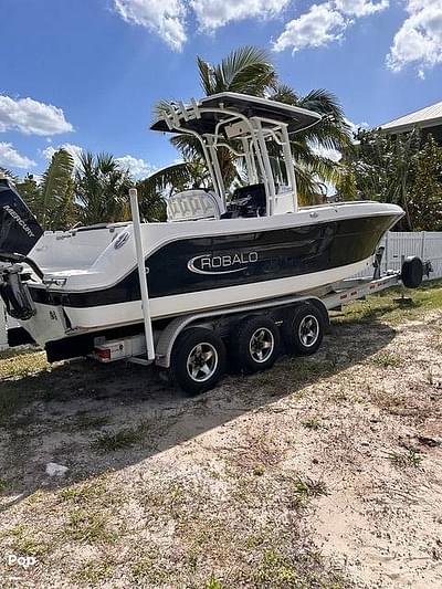 BOATZON | Robalo R242 Explorer