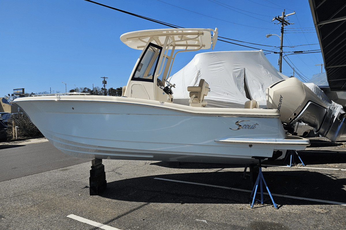 2025 Scout 240 XSF - Sold Boat