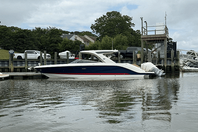 BOATZON | Sea Ray SLX 310 Outboard 2023