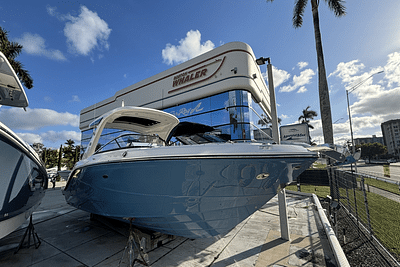 BOATZON | Sea Ray SLX 310 Outboard 2025