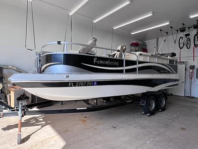 BOATZON | SouthWind 229 FS GARAGE STORED ONLY 47 HOURS 2016