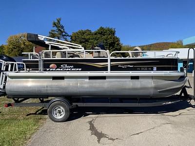 BOATZON | Sun Tracker Bass Buggy 18 DLX w Trailer 2021