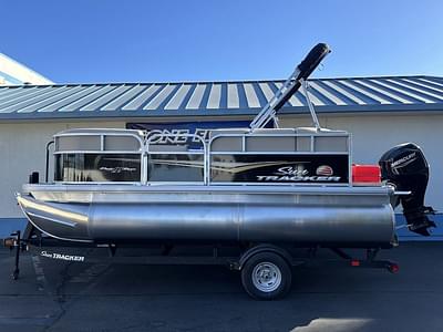 BOATZON | Sun Tracker Party Barge 16 DLX 2025